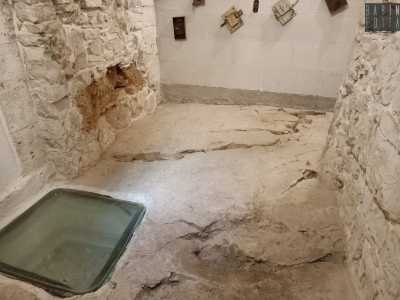 ...ci conduce nei sotterranei: veniamo cos� riportati indietro di 2mila anni